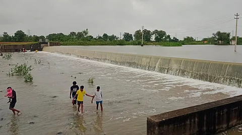 பிஞ்சிவாக்கம் கூவம் ஆற்றுத் தடுப்பணையில் நிரம்பி வழியும் நீா்.