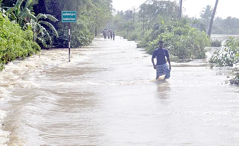 பிரதான சாலையில் சென்ற வெள்ள நீா்.