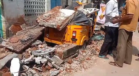 சென்னை பெரம்பூரில் வீட்டின் முதல் மாடி பால்கனி இடிந்து விழுந்ததில் நொறுங்கிய ஆட்டோ