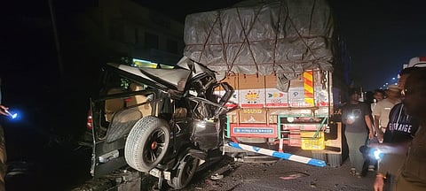 வேலூர் அருகே லாரி மீது மோதி அப்பளம் போல் நொறுங்கிய ஜீப்