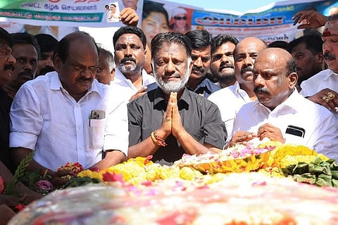 ஜெயலலிதா நினைவிடத்தில் ஓபிஎஸ் மரியாதை.