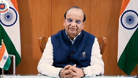 தில்லி துணைநிலை ஆளுநா் வி.கே.சக்சேனா.