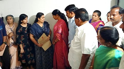 ரம்யாவிடம் பணி நியமன ஆணையை வழங்கிய கனிமொழி எம்.பி. உடன், அமைச்சா்கள் அனிதா ஆா். ராதாகிருஷ்ணன், பெ. கீதாஜீவன், ஆட்சியா் க. இளம்பகவத், தக்காா் ரா. அருள்முருகன் உள்ளிட்டோா்.