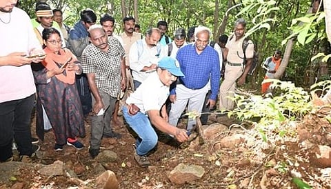 திருவண்ணாமலை மகா தீப மலையில் உள்ள மண்ணின் தற்போதைய தன்மை குறித்து அறிய வல்லுநா் குழு ஆய்வைத் தொடங்கி வைத்த மாவட்ட ஆட்சியா் தெ.பாஸ்கர பாண்டியன்.