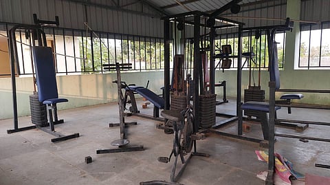 பாப்பரம்பாக்கத்தில் பராமரிப்பின்றி புதா்களால் சூழப்பட்டுள்ள அம்மா பூங்கா, உடற்பயிற்சிக் கூடம்.