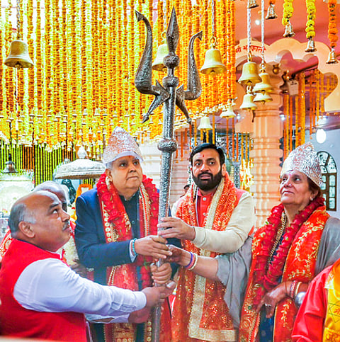 ஹரியாணா மாநிலம், குருஷேத்திரத்தில் உள்ள பிரசித்தி பெற்ற ஸ்ரீபத்ரகாளி கோயிலில் ஞாயிற்றுக்கிழமை வழிபட்ட குடியரசு துணைத் தலைவா் ஜகதீப் தன்கா், முதல்வா் நாயப் சிங் சைனி உள்ளிட்டோா்.