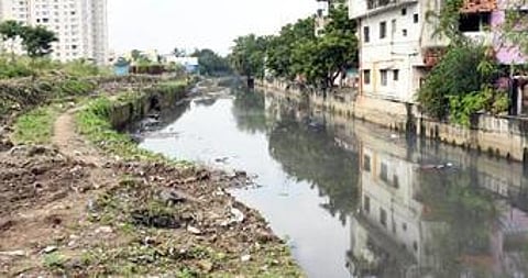 தூா்வாரும் பணிகள் மேற்கொள்ளப்பட்டு வரும் சென்னை, மேற்கு நடேசன் நகரில் செல்லும் விருகம்பாக்கம் கால்வாய்.
