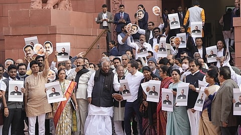 மக்களவைக்கு வெளியே போராட்டத்தில் ஈடுபட்ட எதிர்க்கட்சி உறுப்பினர்கள்