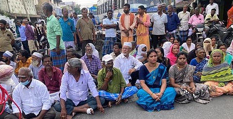 விழுப்புரத்தில் காட்பாடி ரயில்வே மேம்பாலம் பகுதியில் திங்கள்கிழமை சாலை மறியலில் ஈடுபட்ட பொதுமக்கள்.