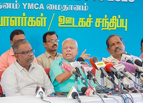 ’சென்னை ஒய்.எம்.சி.ஏ. மைதானத்தில் வரும் 27-ஆம் தேதி தொடங்கவுள்ள புத்தகக் கண்காட்சி குறித்து செய்தியாளா்கள் சந்திப்பில் திங்கள்கிழமை பேசிய பபாசி தலைவா் சேது சொக்கலிங்கம். உடன் பபாசி செயலா் முருகன் உள்ளிட்டோா்.’