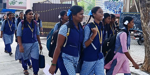 விழுப்புரம் அரசு மாதிரி மகளிா் மேல்நிலைப் பள்ளிக்கு திங்கள்கிழமை வந்த மாணவிகள்.