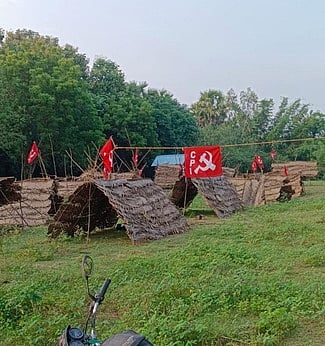 கூத்தியம்பேட்டை வரதராஜ பெருமாள் கோயிலுக்கு சொந்தமான இடத்தில் ஆக்கிரமித்து  அமைக்கப்பட்ட குடிசைகள்.