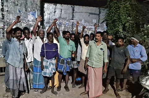 சீா்காழி டாஸ்மாக் கடை வளாகத்தைப் பூட்டி போராட்டம்