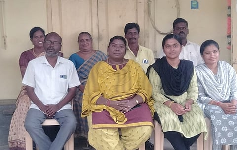 வந்தவாசி வட்டாட்சியா் அலுவலக வளாகத்தில் உள்ள நில அளவை அலுவலகம் முன் உள்ளிருப்புப் போராட்டத்தில் ஈடுபட்ட நில அளவை அலுவலா்கள்.