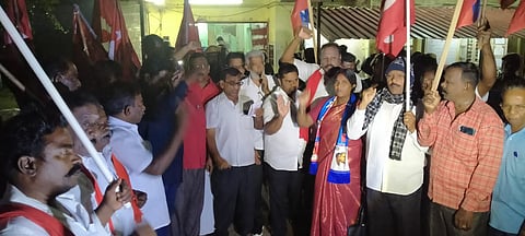 முற்றுகைப் போராட்டத்தில் ஈடுபட்டோர்.