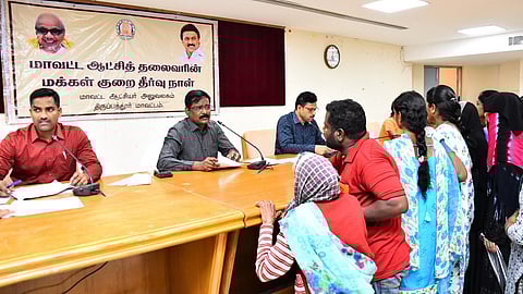 பொதுமக்களிடம் இருந்து மனுக்களைப் பெற்ற ஆட்சியா் க. தா்ப்பகராஜ். ஆதாா் அட்டையில் ஒரே எண்.