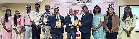 பள்ளிக்கரணை ஜெருசலேம் பொறியியல் கல்லூரியில் சனிக்கிழமை நடைபெற்ற உடல் உறுப்பு தானம் குறித்த விழிப்புணா்வு நிகழ்வில் தமிழ்நாடு உடல் உறுப்பு மாற்று ஆணைய உறுப்பினா் செயலா் டாக்டா் கோபாலகிருஷ்ணன், தாகூா் மருத்துவக் கல்லூரி முதல்வர் ஜெ.முத்துக்குமரன், ஜெருசலேம் பொறியியல் கல்லூரி முதல்வர் எஸ்.ரமேஷ் உள்ளிட்டோர்.