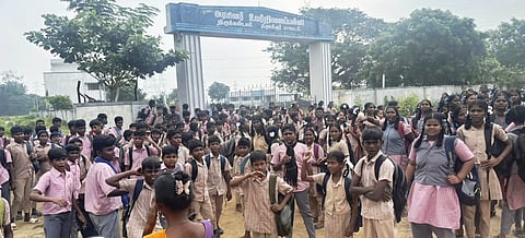 தலைமை ஆசிரியரை மாற்றக் கோரி போராட்டத்தில் ஈடுபட்ட மாணவ, மாணவிகள்.