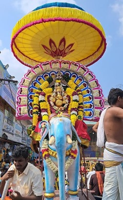 திருவண்ணாமலை தீபத் திருவிழாவின் 6-ஆவது நாளான திங்கள்கிழமை காலை யானை வாகனத்தில் வீதியுலா வந்த உற்சவா் ஸ்ரீவிநாயகா்.