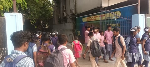 விழுப்புரம் கிழக்கு புதுச்சேரி சாலையிலுள்ள பீமநாயக்கன் தோப்பு நகராட்சிப் பள்ளிக்குச் செல்லும் மாணவ - மாணவிகள்.
