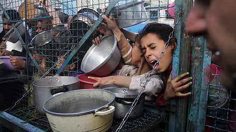 காஸாவிலுள்ள ஜபாலியா அகதிகள் முகாமில் வழங்கப்படும் இலவச உணவுக்காக காத்திருக்கும் பாலஸ்தீனியர்கள்.