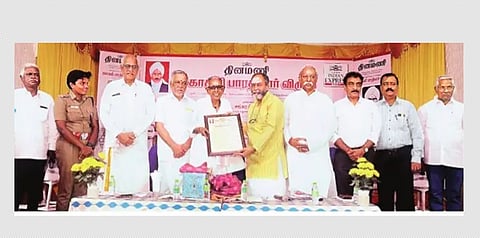 மதுரை சேதுபதி மேல்நிலைப் பள்ளியில் தினமணி சார்பில் புதன்கிழமை நடைபெற்ற மகாகவி பாரதியார் விருது வழங்கும் விழாவில் சுதந்திரப் போராட்ட வீரரும், ஓய்வு பெற்ற ஆட்சிப் பணி அதிகாரியுமான தியாகி லட்சுமிகாந்தன் பாரதிக்கு விருது வழங்கிய உயர்நீதிமன்ற நீதிபதி ஜி.ஆர். சுவாமிநாதன். உடன், (இடமிருந்து) மதுரைக் கல்லூரி முன்னாள் துணை முதல்வர் கே. முத்துவேல், மாநகர போக்குவரத்துப் பிரிவு காவல் துணை ஆணையர் எஸ். வனிதா, மூத்த வழக்குரைஞர் டி.எஸ்.ஆர். வேங்கடரமணா, மதுரைக் கல்லூரி வாரியத் தலைவர் சங்கர சீத்தாராமன், தினமணி ஆசிரியர் கி. வைத்தியநாதன், தி நியூ இந்தியன் எக்ஸ்பிரஸ் குழும விளம்பரப் பிரிவு முதுநிலை துணைத் தலைவர் ஜெ. விக்னேஷ்குமார், சேதுபதி மேல்நிலைப் பள்ளி செயலர் எஸ். பார்த்தசாரதி, கவிஞர் ஜெயபாஸ்கரன்.