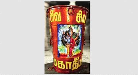 திருவண்ணாமலை அருணாசலேஸ்வரா் கோயிலில் புதன்கிழமை தயாா் நிலையில் வைக்கப்பட்டுள்ள மகா தீபக் கொப்பரை.