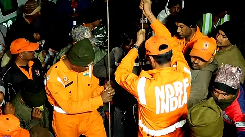 சிறுவனை மீட்கும் பணியில் தேசிய பேரிடர் மீட்புப் படை பணியாளர்கள்