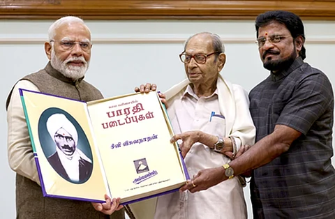 ’தில்லியில் புதன்கிழமை நடைபெற்ற விழாவில், பாரதி அறிஞா் சீனி. விசுவநாதன் தொகுத்த பாரதி படைப்புகள் நூலை வெளியிட்ட பிரதமா் நரேந்திர மோடி. உடன் அல்லயன்ஸ் ஸ்ரீனிவாசன் (வலது).’