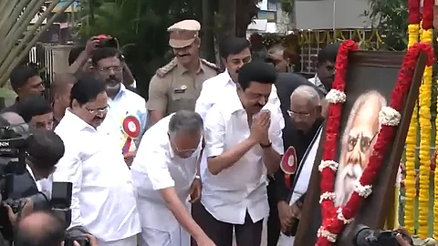 பெரியார் படத்திற்கு மலர்தூவி மரியாதை செலுத்திய இருமாநில முதல்வர்கள்