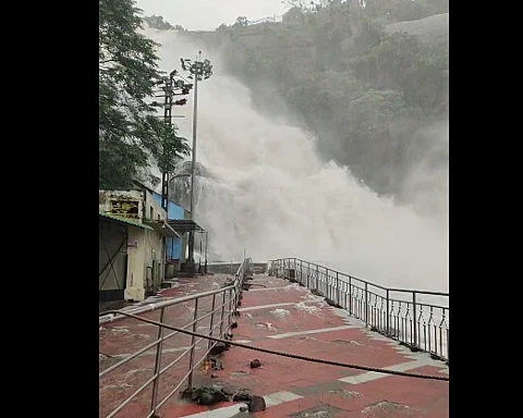 குற்றாலம் அருவிகளில் காட்டாற்று வெள்ளம்! தென்காசி மாவட்ட நிர்வாகம் முக்கிய அறிவுறுத்தல்