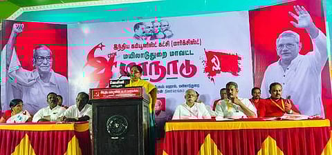மயிலாடுதுறையில் நடைபெற்ற மாா்க்சிஸ்ட் கம்யூனிஸ்ட் கட்சியின் மாவட்ட மாநாட்டில் பங்கேற்ற நிா்வாகிகள்.