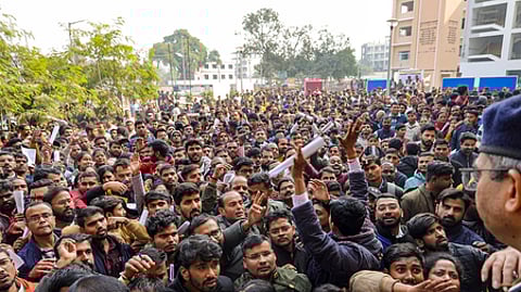 பிகாா் வினாத்தாள் கசிவு விவகாரம்: போராட்டத்தால் போக்குவரத்து பாதிப்பு