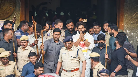கைதுக்கு பிறகு மருத்துவப் பரிசோதனைக்கு அல்லு அர்ஜுன் அழைத்துச் செல்லப்பட்டார்.