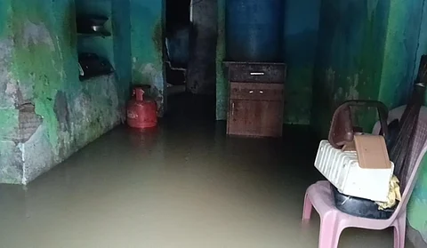 சாத்தூர் சுற்றுவட்டார பகுதிகளில் இரண்டாவது நாளாக கனமழை பெய்து வருவதால் வீடுகளுக்குள் புகுந்த மழைநீர்.