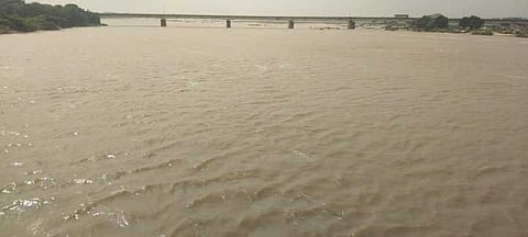 கொள்ளிடம் சோதனை சாவடி அருகே கொள்ளிடம் ஆற்றில் ஆா்ப்பரித்து செல்லும் தண்ணீா்.