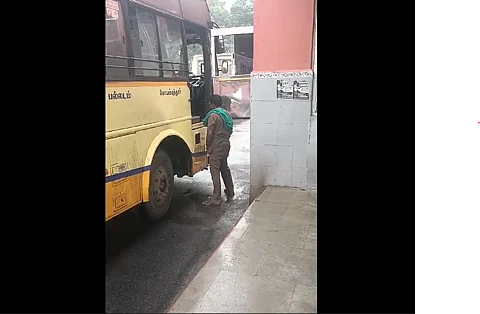அரசு பேருந்து மீது சிறுநீர் கழிக்கும் ஓட்டுநர்