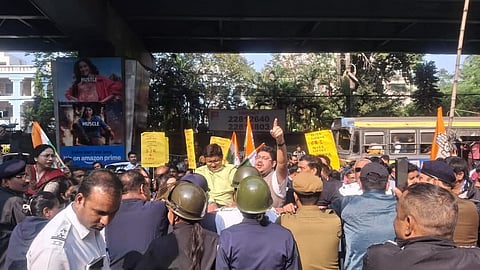 பேரணியில் ஈடுபட்டுள்ள காங்கிரஸ் கட்சியினர்.