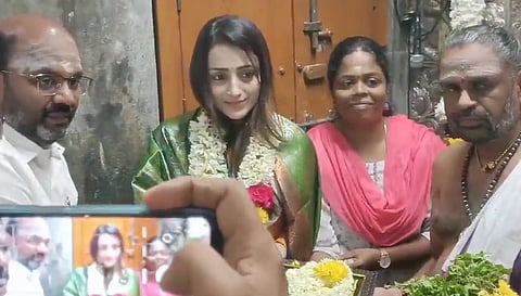 சாமி தரிசனம் செய்யும் நடிகை திரிஷா.