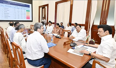 தென் மாவட்டங்களில் கனமழை பெய்துவருவதையொட்டி மேற்கொள்ளப்பட்டு வரும் முன்னெச்சரிக்கை மற்றும் நிவாரண நடவடிக்கைகள் குறித்து முதல்வர் மு.க. ஸ்டாலின் தலைமையில் நடைபெற்ற ஆய்வுக் கூட்டம்.