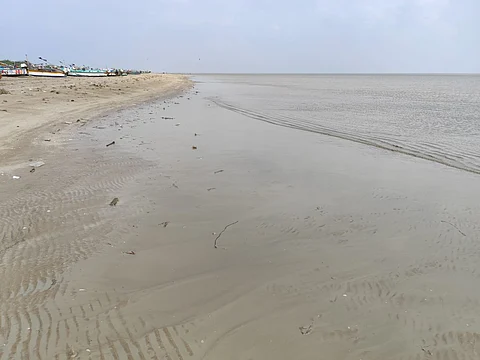 உள்வாங்கிய கடல்.