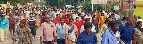 திருவண்ணாமலையில் சனிக்கிழமை மாலை கிரிவலம் வந்த பக்தா்கள்.