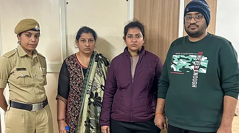 கைது செய்யப்பட்ட நிகிதா சிங்கானியா, அவரது தாயார் நிஷா சிங்கானியா மற்றும் சகோதரர் அனுராக் சிங்கானியா.