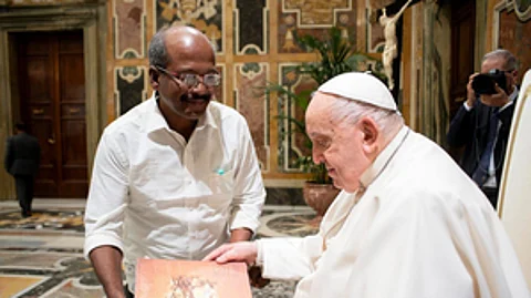 ஸ்ரீகுமாரிடம் ரிக் வேத நூலைப் பரிசாகப் பெற்றுக்கொண்ட போப் பிரான்சிஸ்