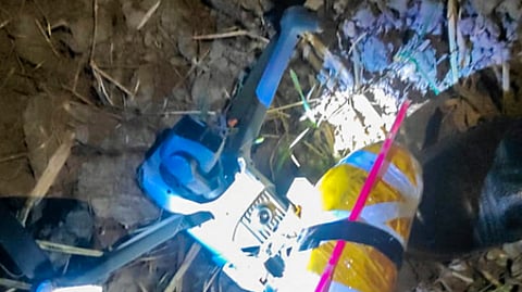 ஜம்முவின் அா்னியா பகுதியில் போதைப் பொருளுடன் கைப்பற்றப்பட்ட பாகிஸ்தான் ட்ரோன்.