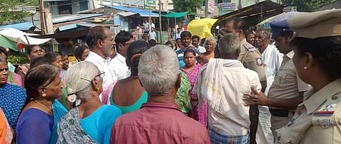 ~ரெட்டணை செஞ்சி செல்லும் சாலையில் வெள்ள நிவாரணம் வழங்கக்கோரி சாலை மறியலில் ஈடுபட்ட மேல்சேவூா் கிராம மக்கள்.