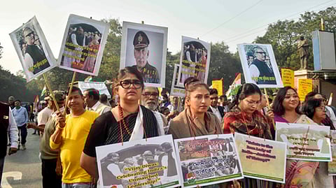 கொல்கத்தாவில் உள்ள வங்கதேசத் துணைத் தூதரகத்தை நோக்கி பேரணி நடத்திய காங்கிரஸாா்.