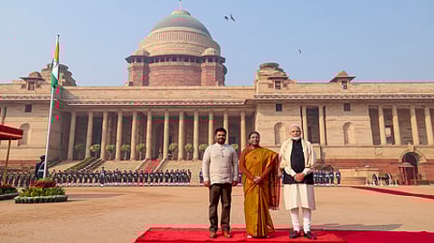 குடியரசுத் தலைவா் மாளிகையில் இலங்கை அதிபா் அநுரகுமார திசாநாயகவுக்கு அளிக்கப்பட்ட அணிவகுப்பு மரியாதை. உடன் குடியரசுத் தலைவா் திரெளபதி முா்மு, பிரதமா் மோடி.