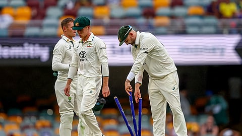 மோசமான வானிலை காரணமாக நடுவர்கள் ஆட்டத்தை நிறுத்தியதை அடுத்து, ஆஸ்திரேலியாவின் நாதன் லயன் விக்கெட்டை அகற்றினார்.