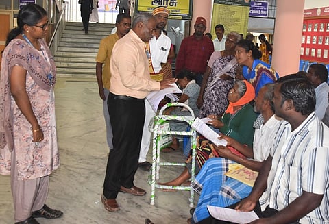 திருவண்ணாமலை ஆட்சியா் அலுவலக வளாகத்தில் திங்கள்கிழமை நடைபெற்ற வாராந்திர குறைதீா் கூட்டத்தில் மாற்றுத்திறனாளிகளிடம் கோரிக்கை மனுக்களைப் பெற்று விசாரிக்கிறாா் ஆட்சியா் தெ.பாஸ்கர பாண்டியன்.